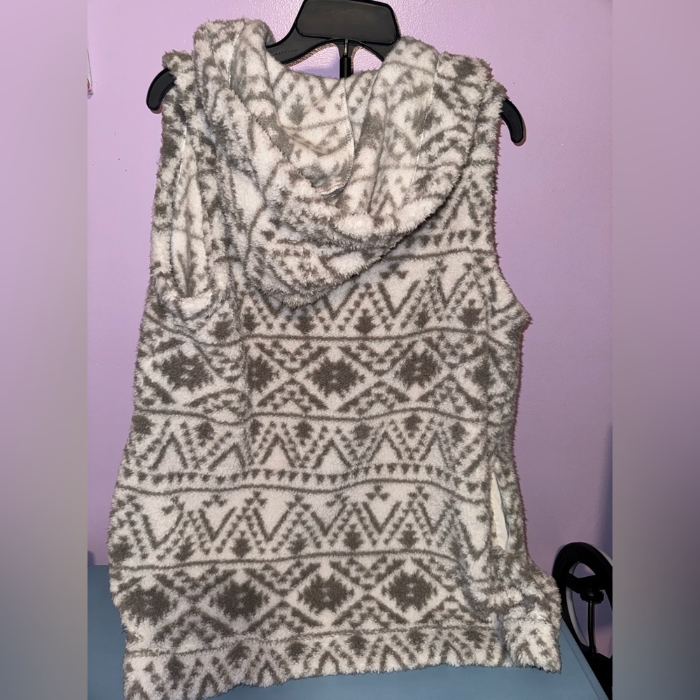 Koolaburra Gray and White Fleece Vest - Picture 4 of 4